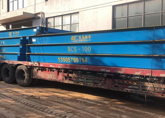 一大掛吊車(chē)到現(xiàn)場(chǎng)，等待吊機(jī)現(xiàn)貨